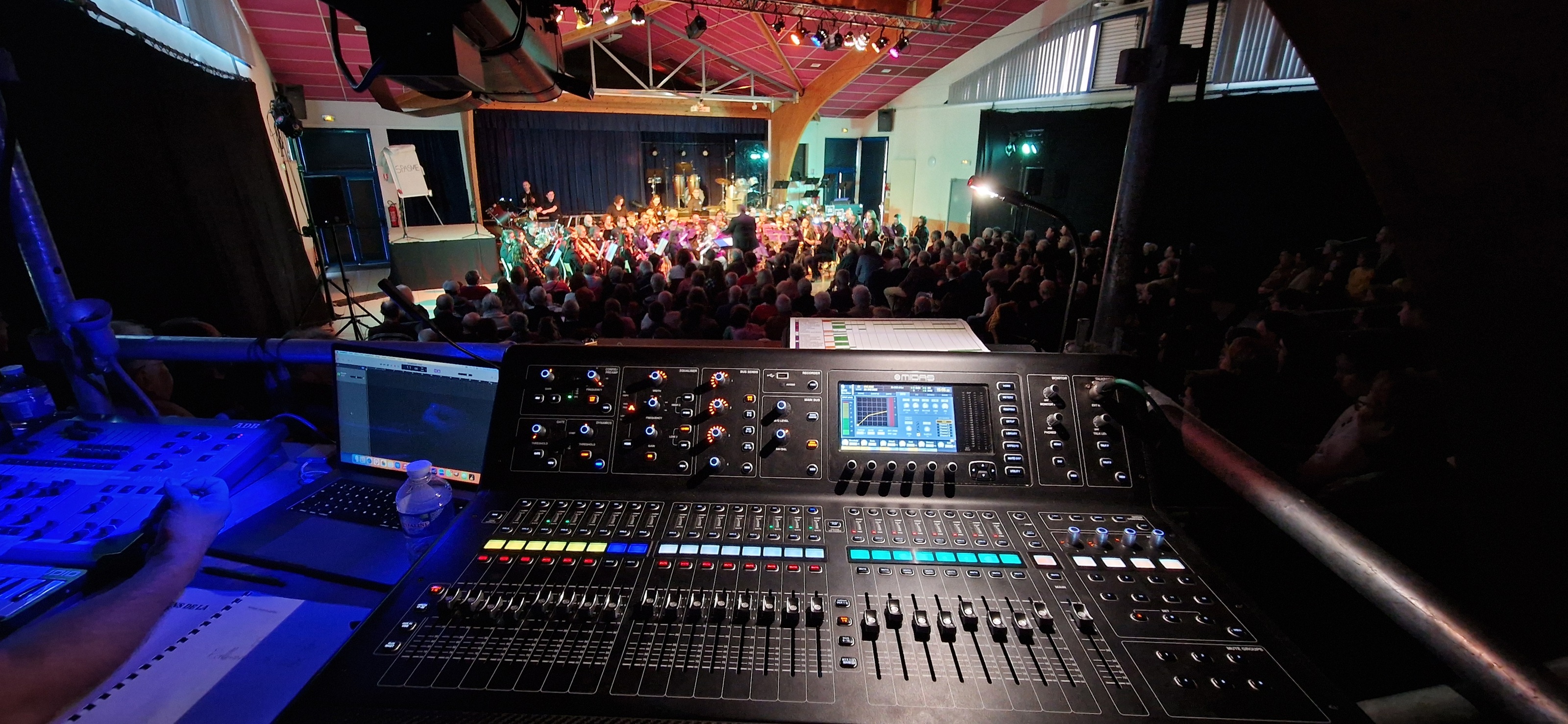 Console de mixage en régie spectacle